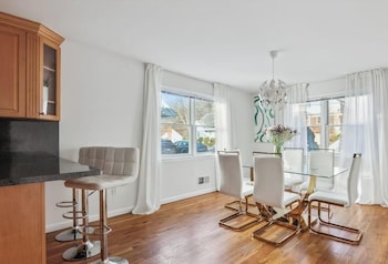 Luxury Nyc Home Game Room Free Parking,,4 star