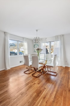 Luxury Nyc Home Game Room Free Parking,,4 star