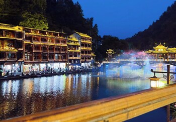 fenghuang oldtown fuyuan riverside hotel