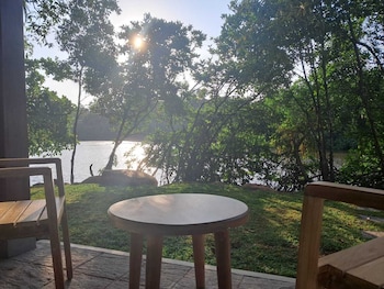 river shades hotel