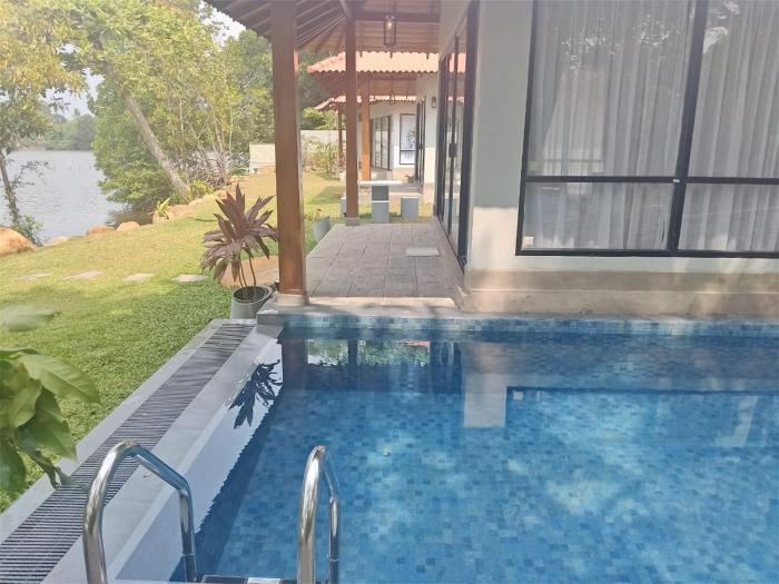 river shades hotel