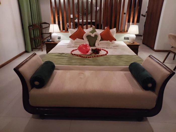 river shades hotel