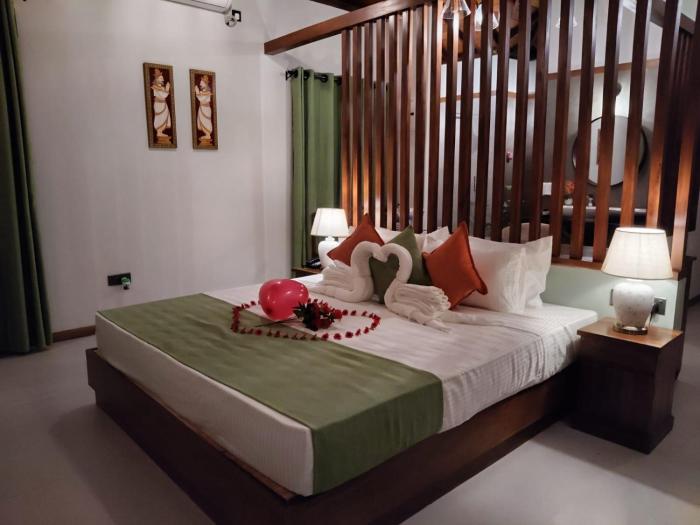 river shades hotel