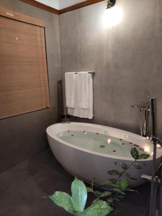 river shades hotel
