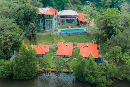 river shades hotel