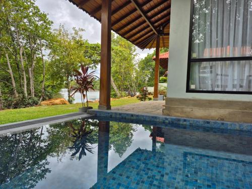 river shades hotel