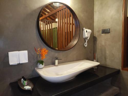 river shades hotel
