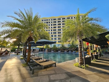 mona luxe apartment