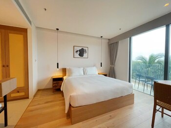 mona luxe apartment