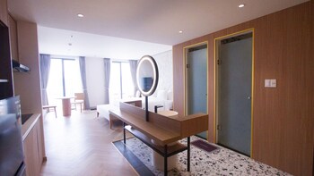 mona luxe apartment