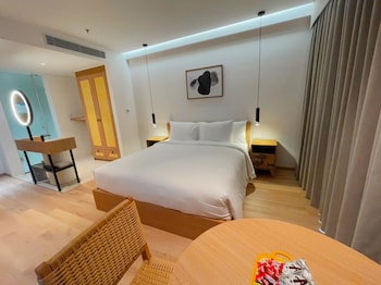 mona luxe apartment
