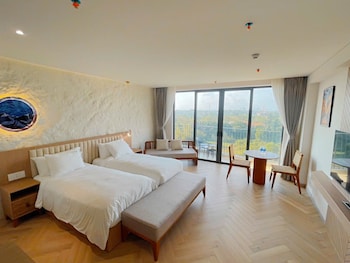 mona luxe apartment