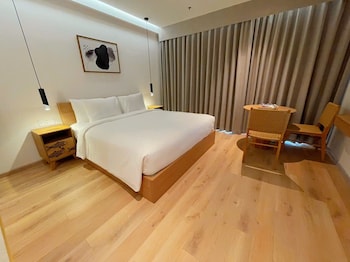 mona luxe apartment