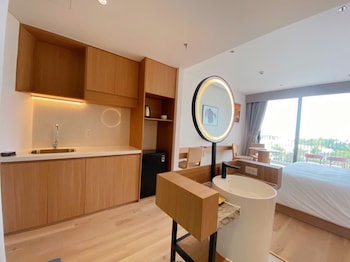 mona luxe apartment