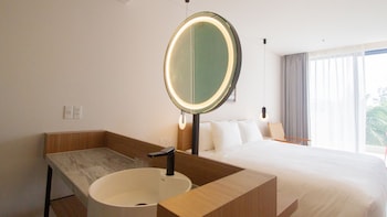 mona luxe apartment