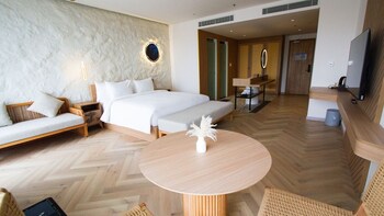 mona luxe apartment