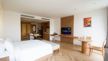 mona luxe apartment