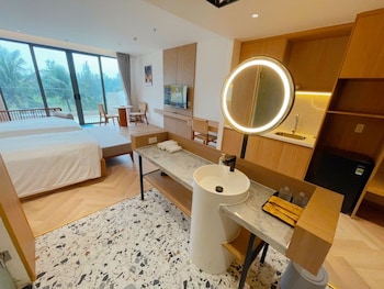 mona luxe apartment