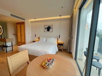 mona luxe apartment