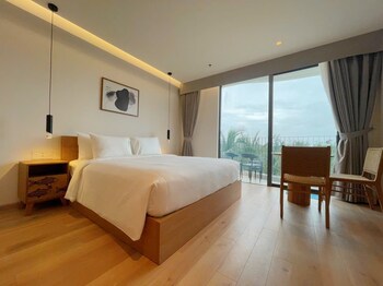 mona luxe apartment