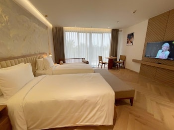 mona luxe apartment
