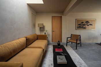 Hotel Oculto,,3 star
