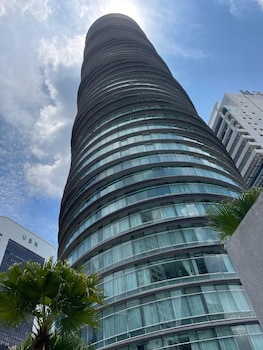 vortex suites walkway to klcc
