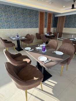 hotel maheshwaram vijay nagar indore