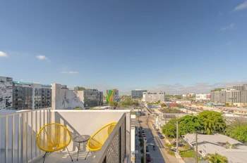 heart of wynwood rooftop pool balcony