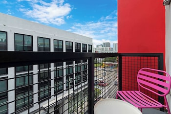 heart of wynwood rooftop pool balcony