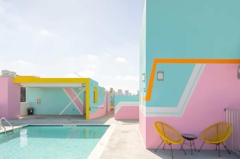 heart of wynwood rooftop pool balcony