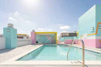 heart of wynwood rooftop pool balcony