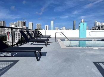 heart of wynwood rooftop pool balcony