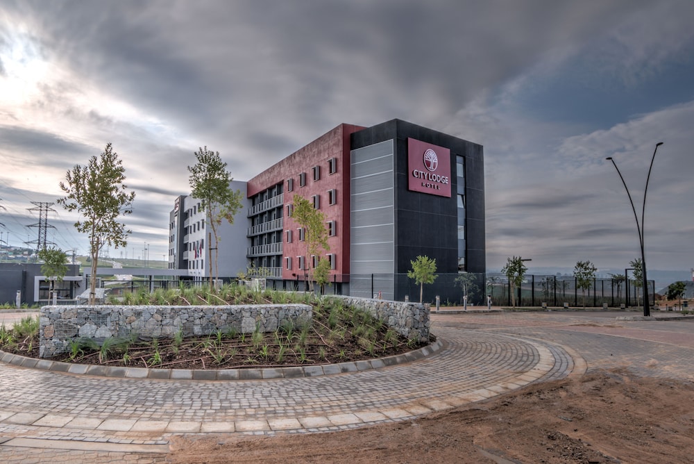 city lodge hotel waterfall city