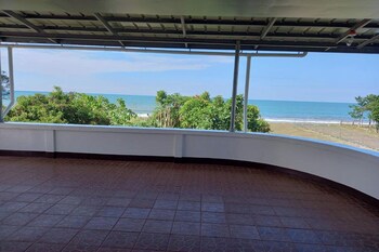 seven waves beachfront