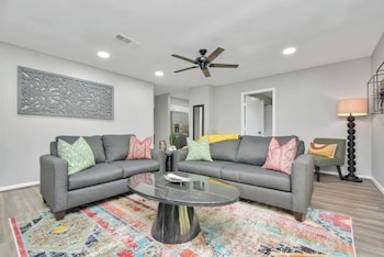 4 Br Luxury Home In Friendswood,,3 star