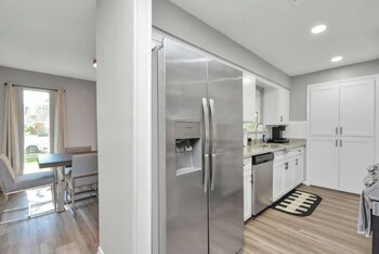 4 Br Luxury Home In Friendswood,,3 star