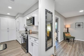 4 Br Luxury Home In Friendswood,,3 star