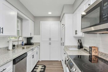 4 Br Luxury Home In Friendswood,,3 star