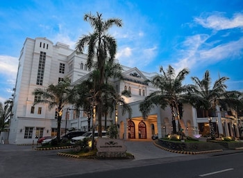 madison crown hotel