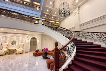 madison crown hotel