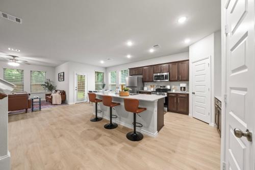 Luxurious 4 Bed Duplex Getaway,,4 star
