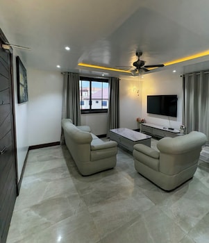 Ridgeway Apartments,,2 star