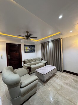 Ridgeway Apartments,,2 star