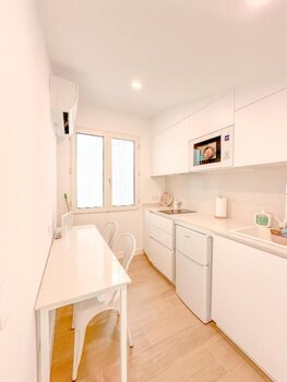 Apartamentos Avenida America,,2 star
