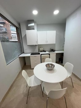 Apartamentos Avenida America,,2 star