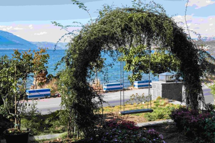 dali sky and erhai sea view holiday inn