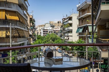 sunny 2 bedroom cozy apartment view of parthenon