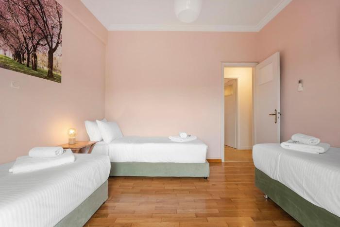 sunny cozy 3bd apt just a min away to acropolis