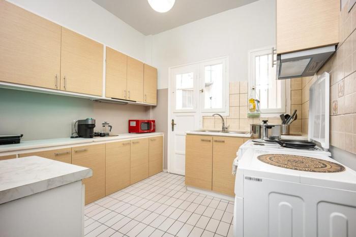 sunny cozy 3bd apt just a min away to acropolis
